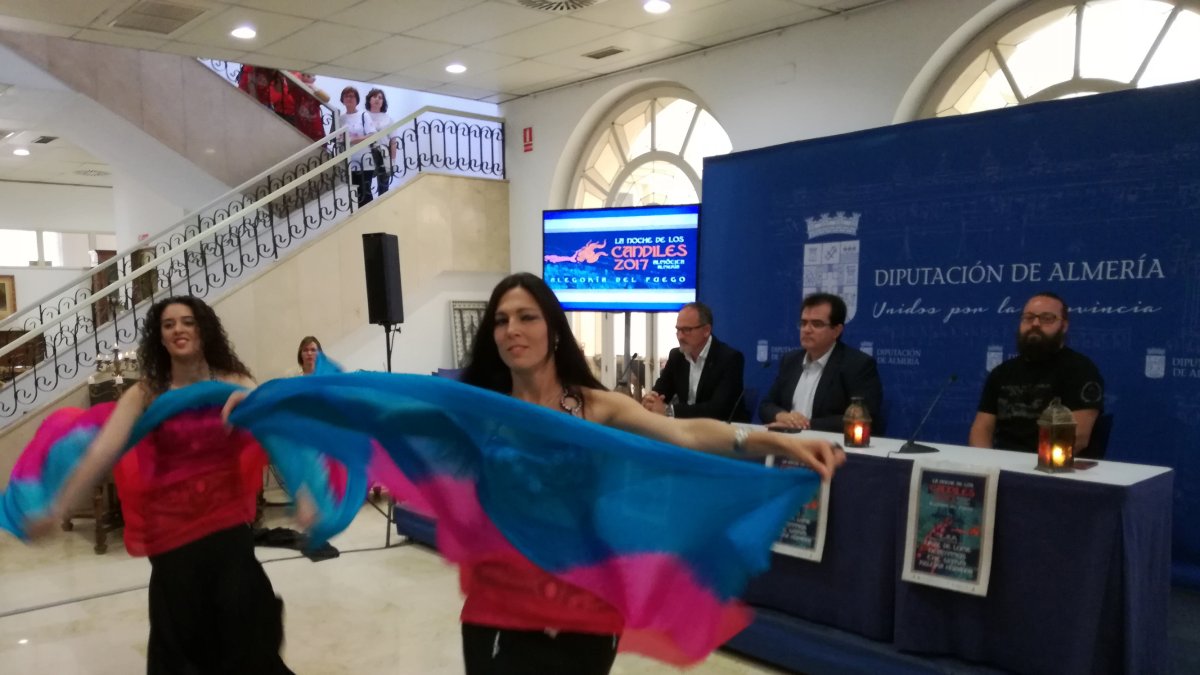 Colorido en la presentación de la Noche de los Candiles