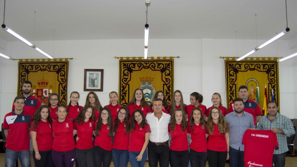 El equipo infantil en el ayuntamiento con su alcalde.