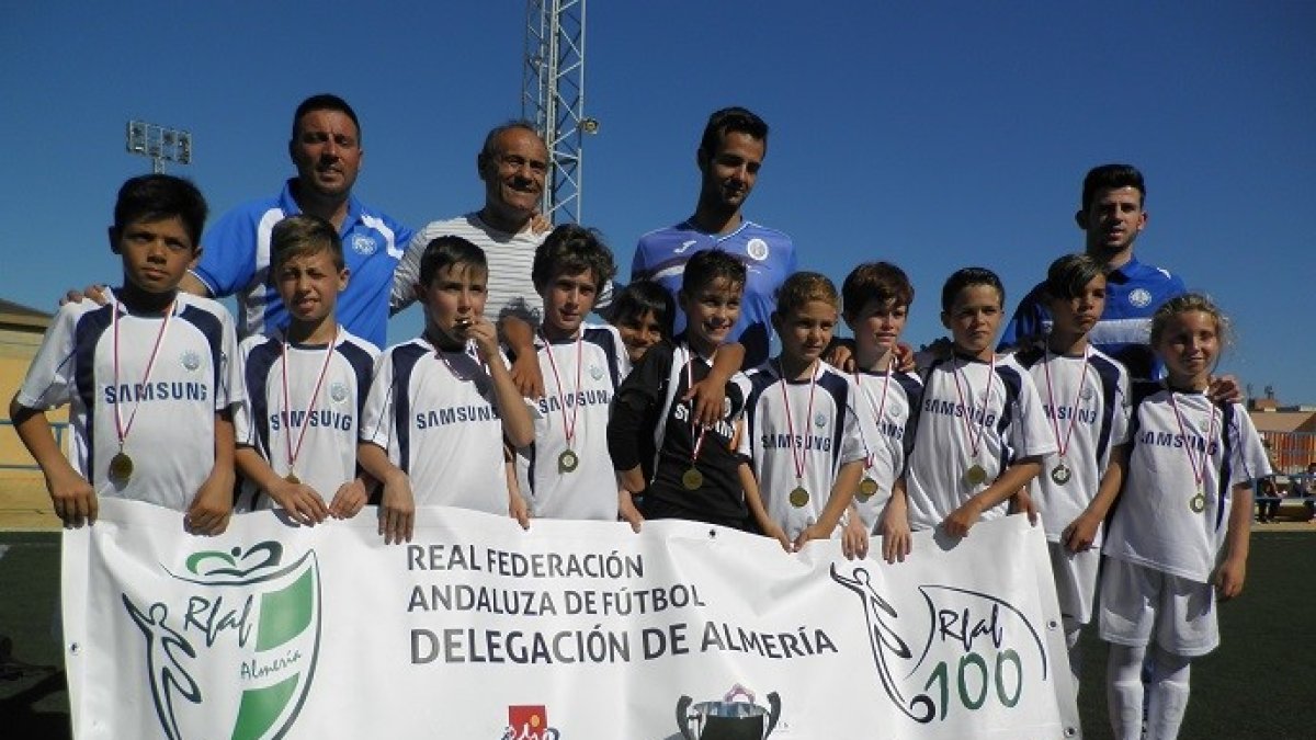 Los Molinos posando con la Copa y las medallas.