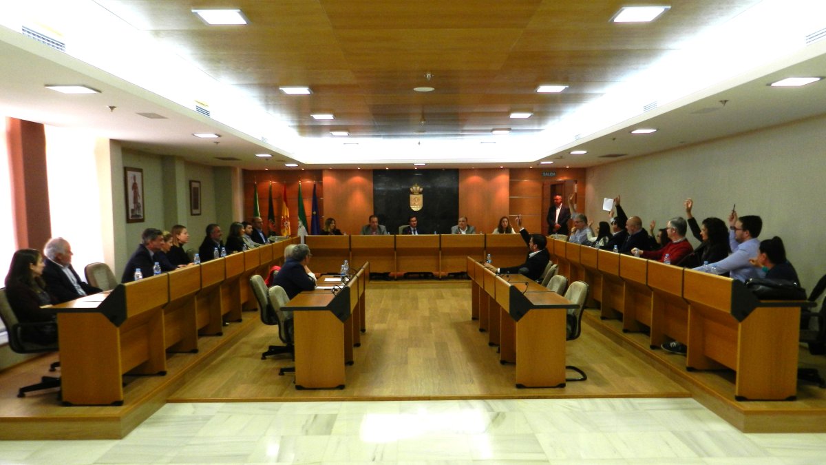 Los concejales de la oposición votando por la dimisión del alcalde en el Pleno del 3 de abril.