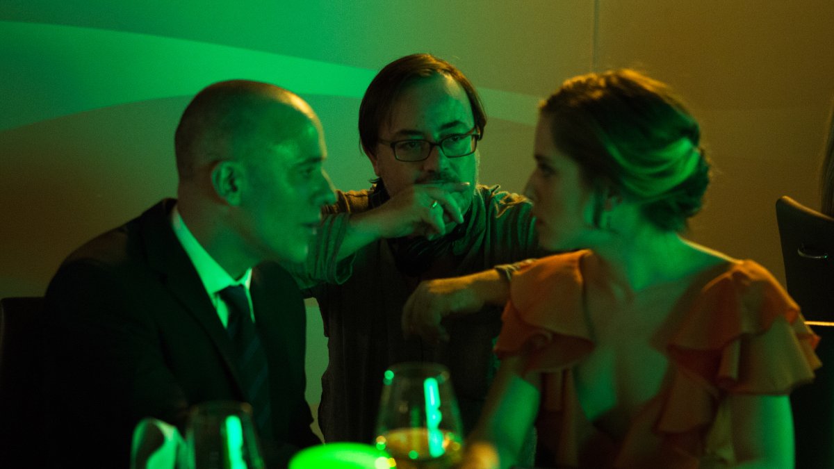 Martín Cuenca dando instrucciones a los actores Javier Gutiérrez y María León. (Foto: Julio Vergne)