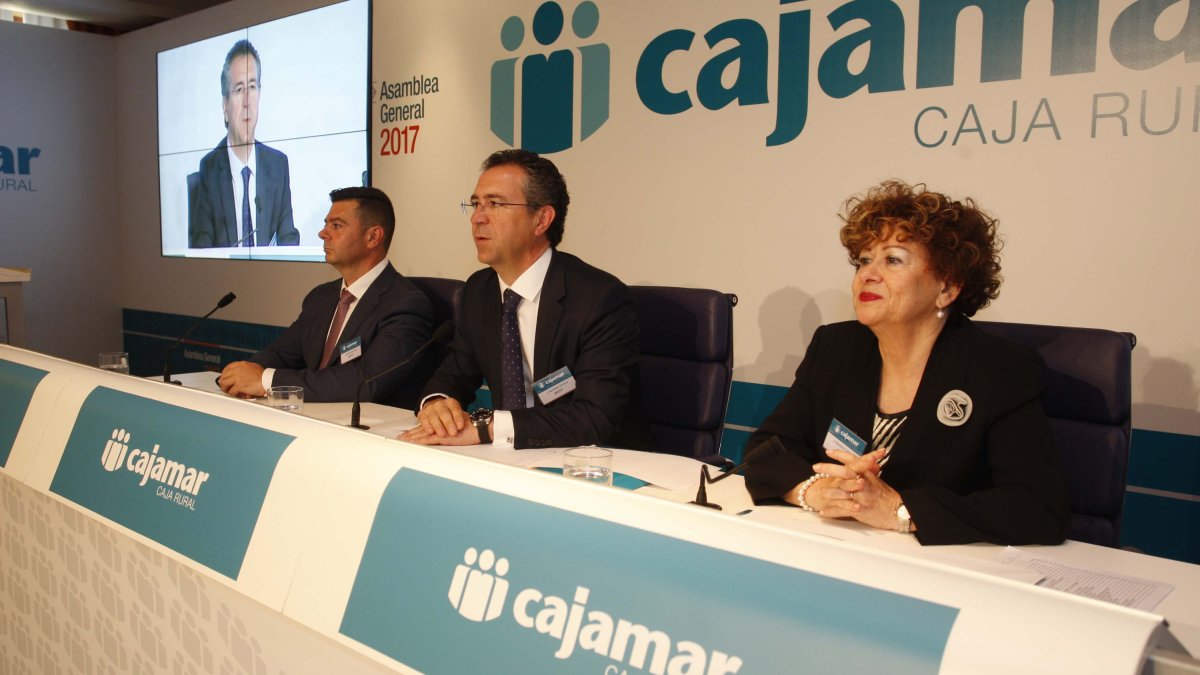 Eduardo Baamonde, Paco González y Mª Luisa Trinidad en la asamblea