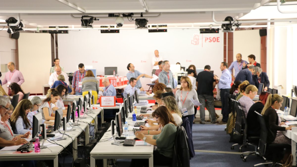 Recuento y verificación de avales en la sede de Ferraz.