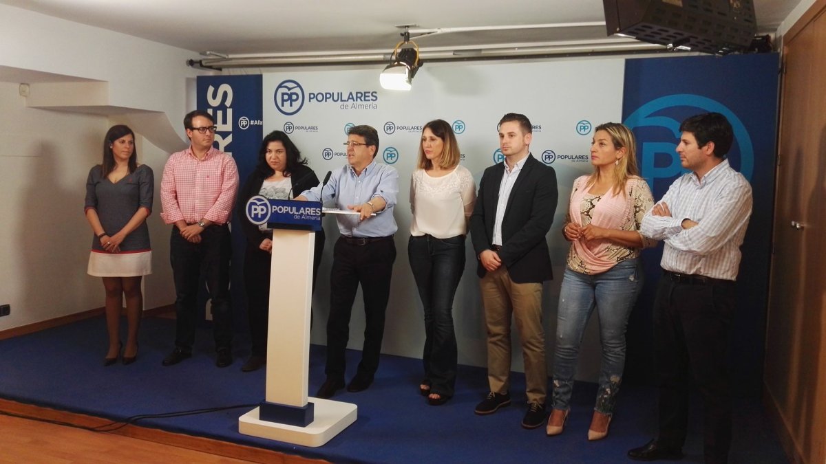 Juan José Matarí junto a miembros del Comité Organizador del congreso provincial del PP.