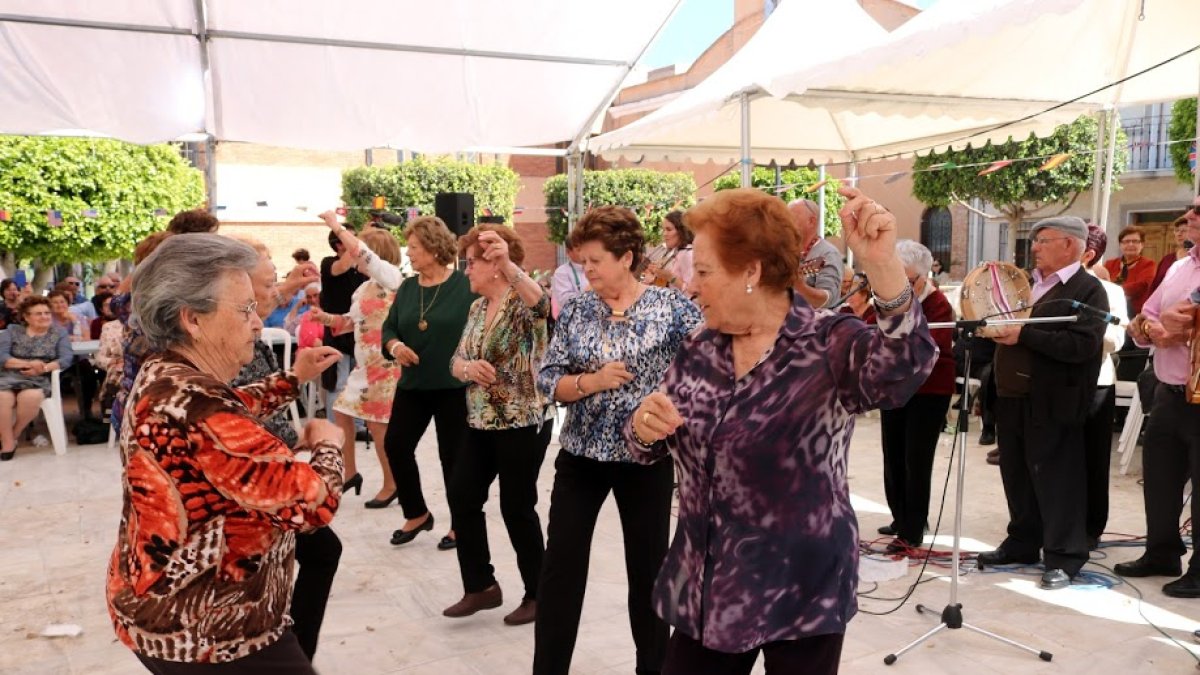Asistentes al Encuentro de Cuadrillas bailando.