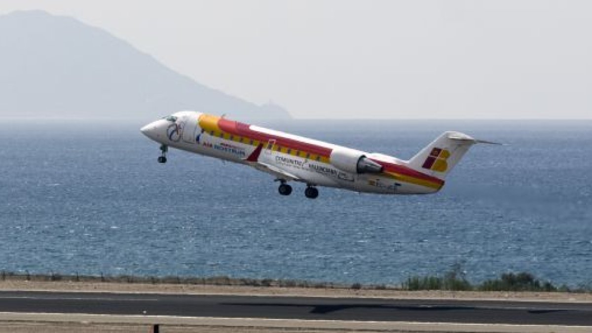 Avión de Air Nostrum despegando del aeropuerto de Almería.