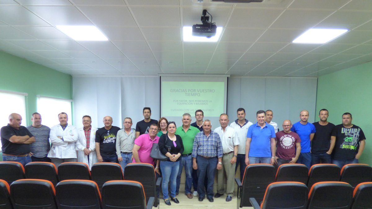 Algunos integrantes de la cúpula de Hortamar posan junto a los socios de la cooperativa.