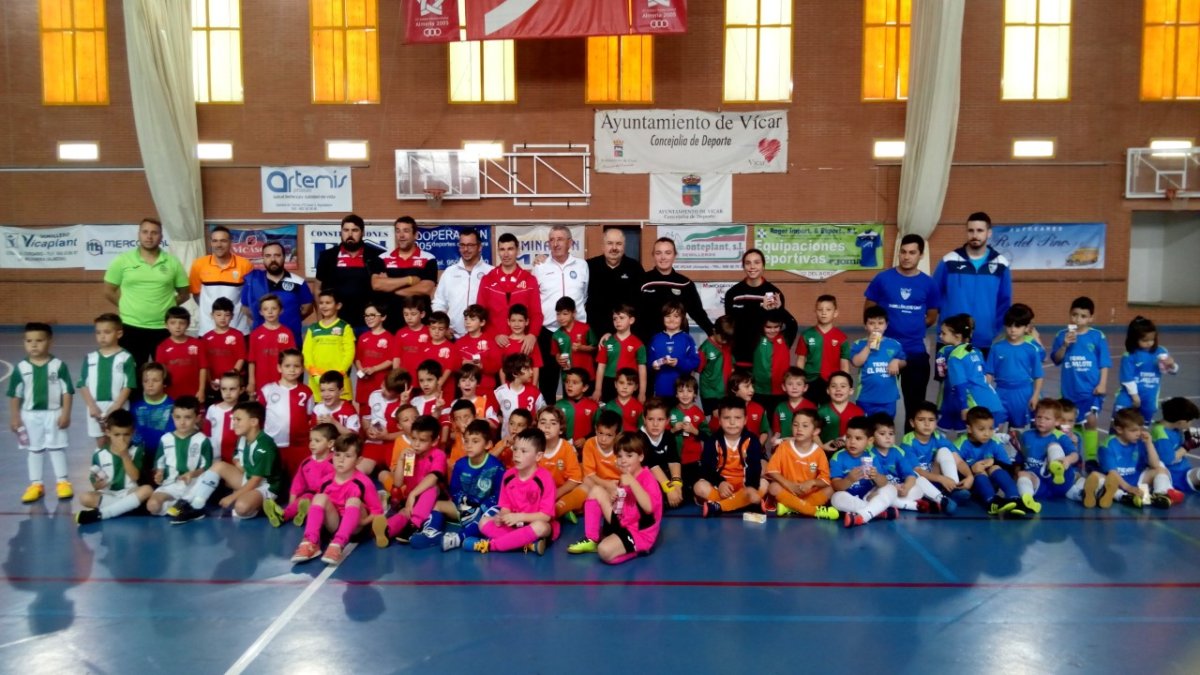 Los equipos saludando a la afición en Vícar.