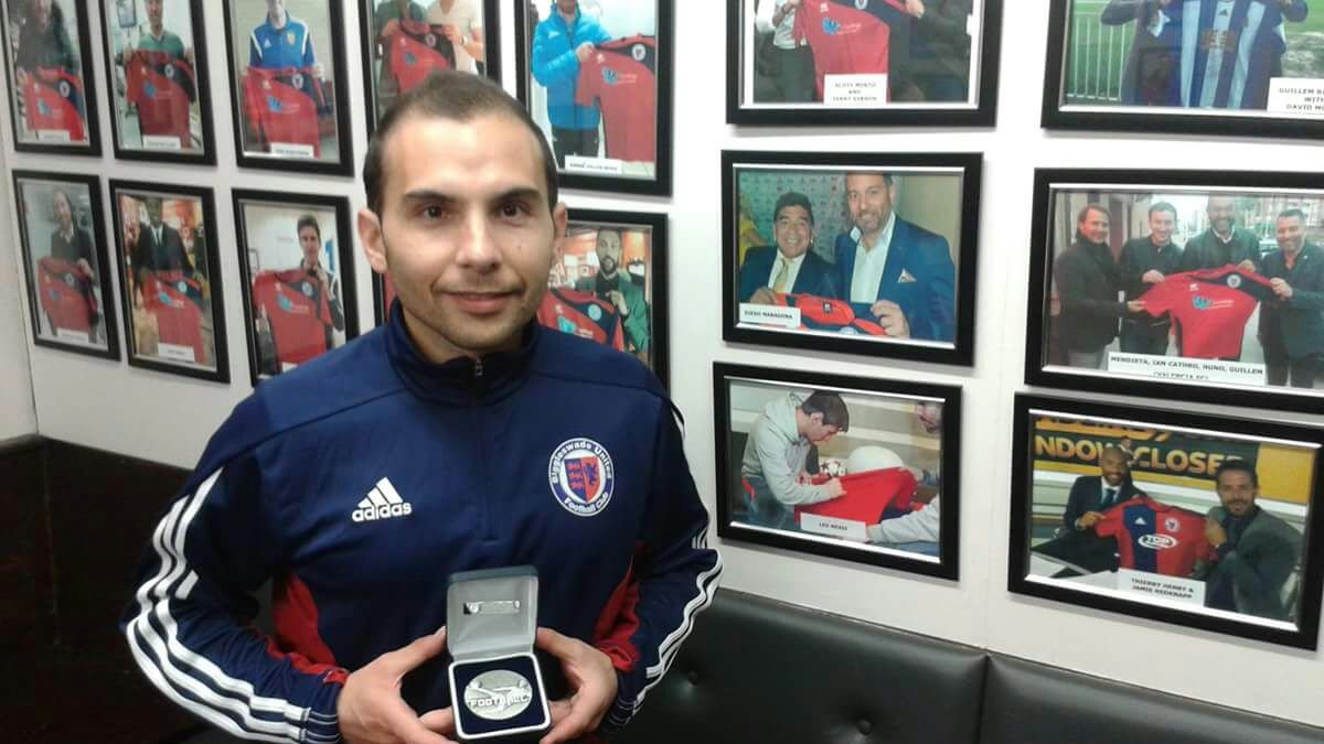 Carlos Marcos con la medalla de Subcampeon de la North Beds Charity Cup.