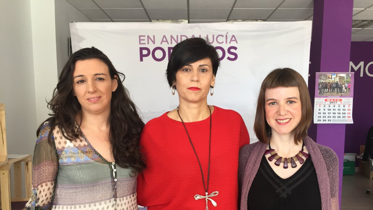 Charo Pérez con las parlamentarias de Podemos Libertad Benítez y Lucía Ayala.