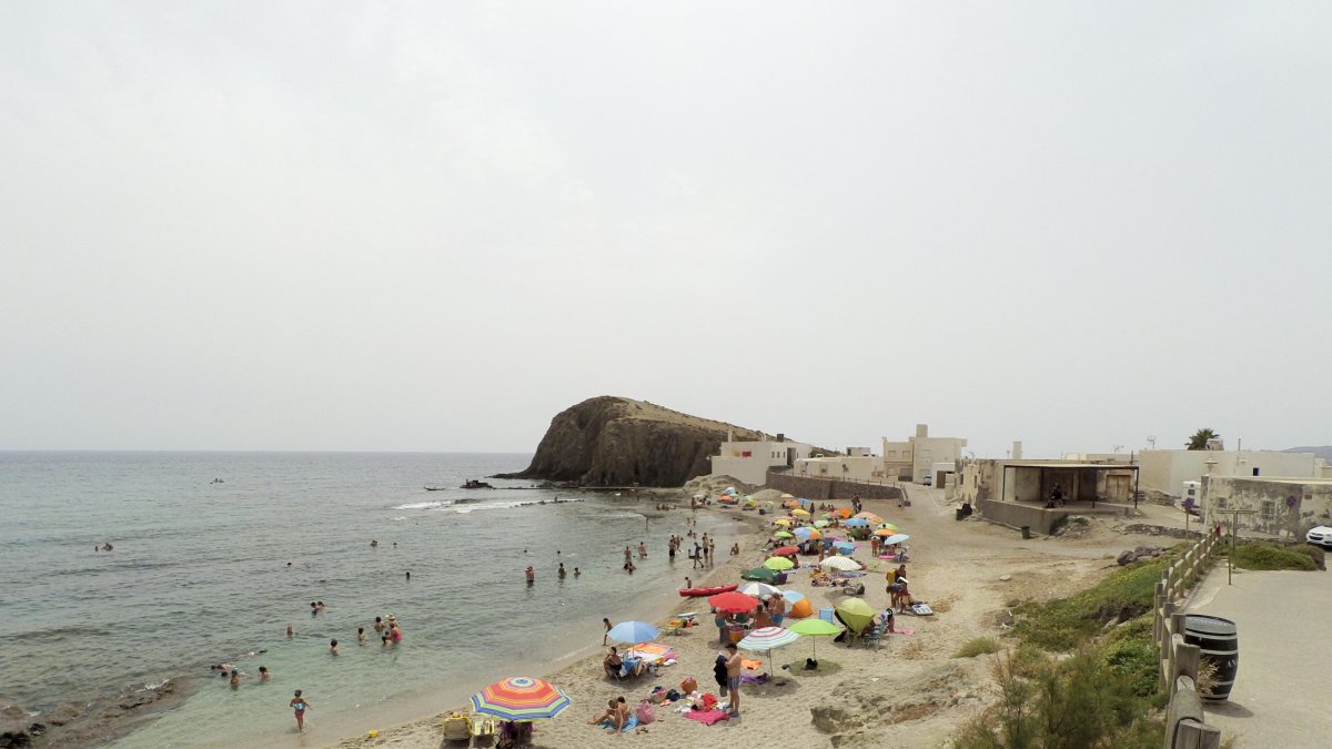 Bañistas disfrutando de las playas del municipio.