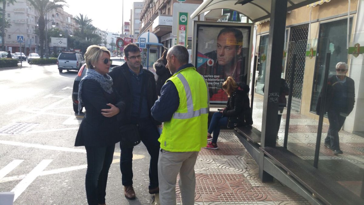 Cabrera junto a una marquesina de autobús.