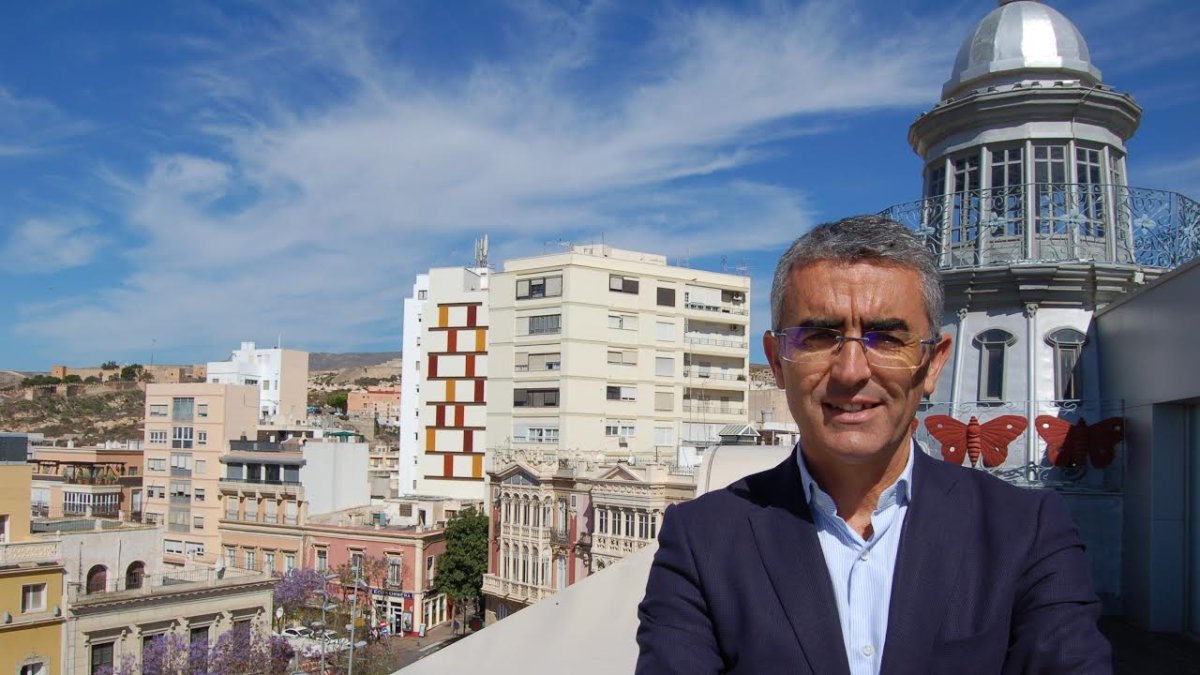 Roberto señala factores clave de la producción, desde el riego a la altura de los invernaderos.