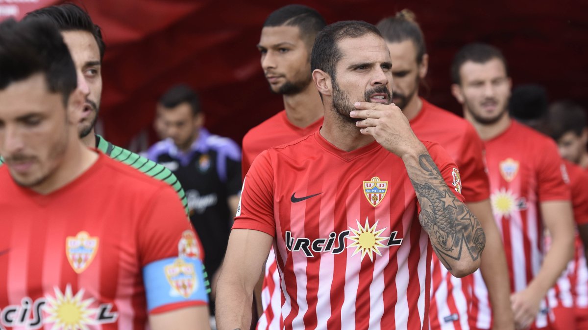 Nano, saliendo al campo.