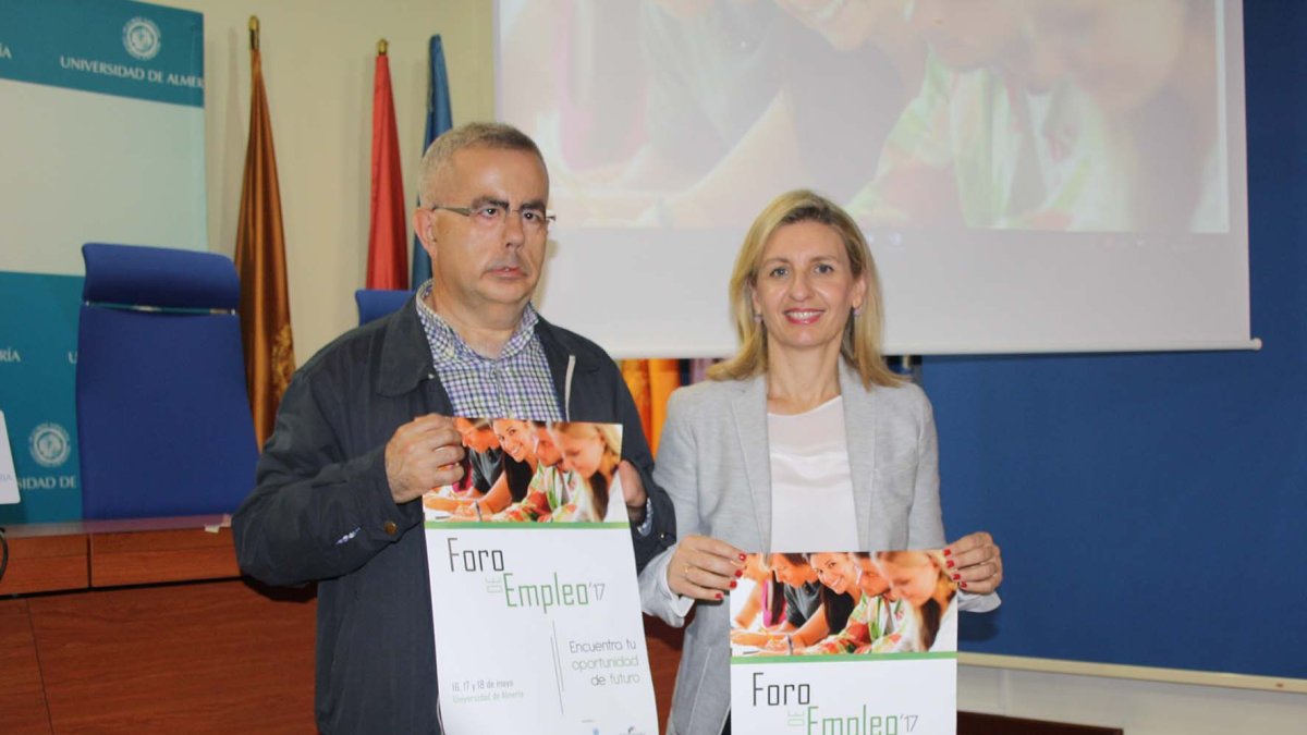 De izquierda a derecha, Matías García, director del Servicio Universitario de Empleo y la vicerrectora Maribel Ramírez.