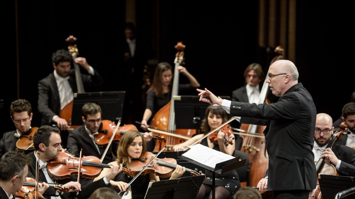 Michael Thomas, dirigiendo a la Orquesta Ciudad de Almería.