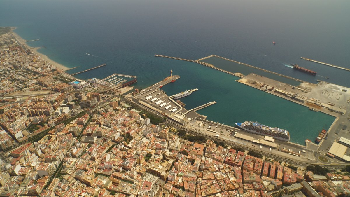 Imagen aérea del puerto de Almería