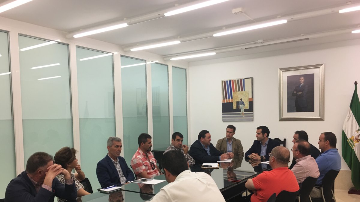 El alcalde se reunió ayer con representantes del sector como Asaja, UPA, Coag, CASI, Unica o Grupo Caparrós.