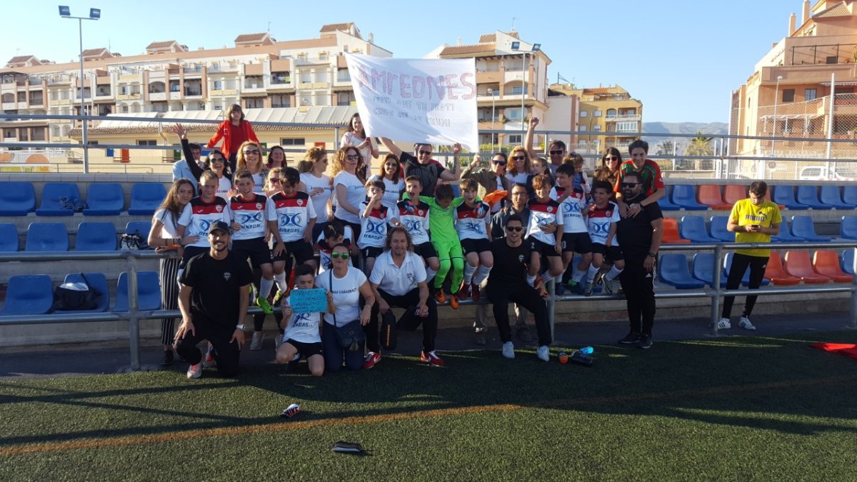 La Cañada celebrando la victoria en Las Marinas.