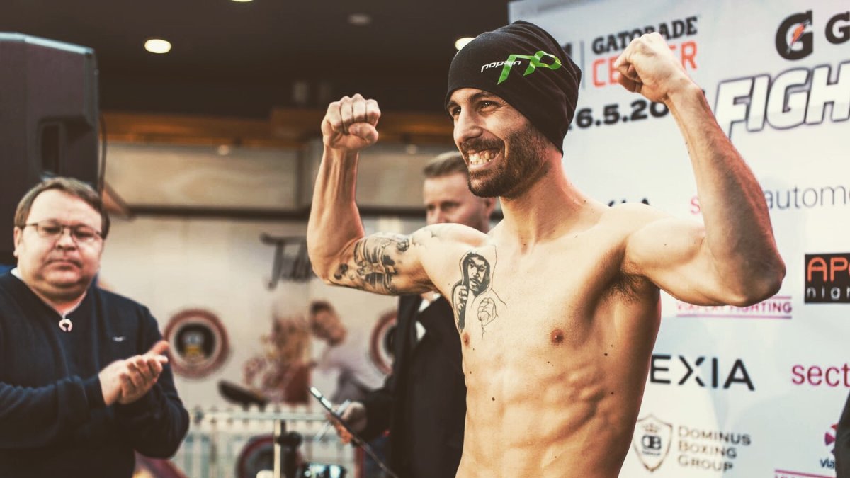 Rayito levanta los brazos como vencedor.