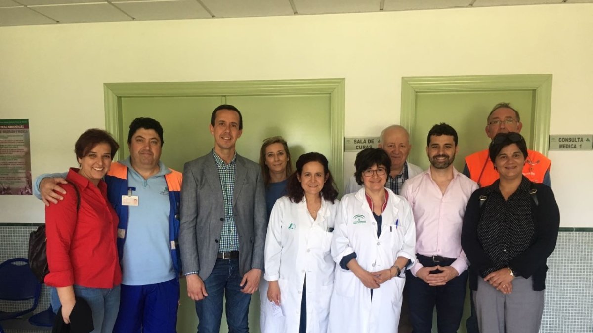 El delegado de Salud con personal del centro de salud y la alcaldesa de Chirivel.