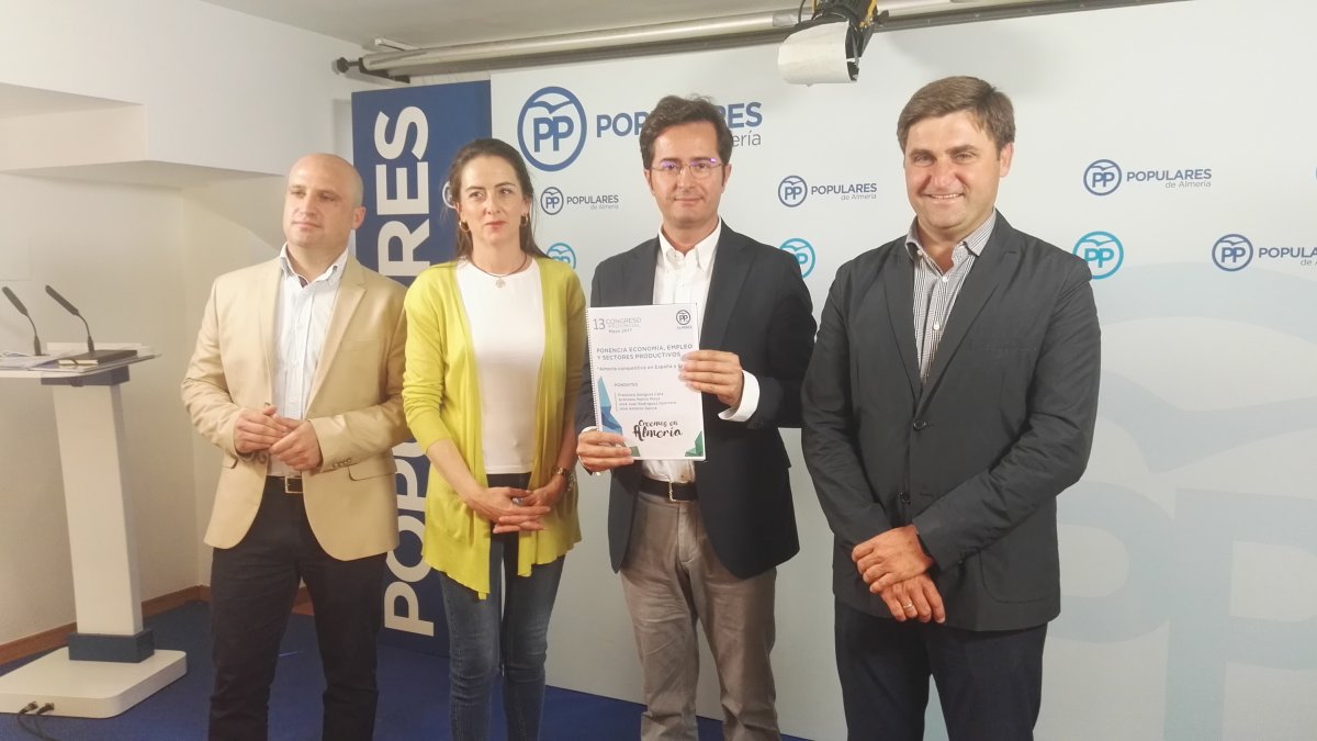 Góngora, segundo desde la derecha, esta mañana en la sede del PP.