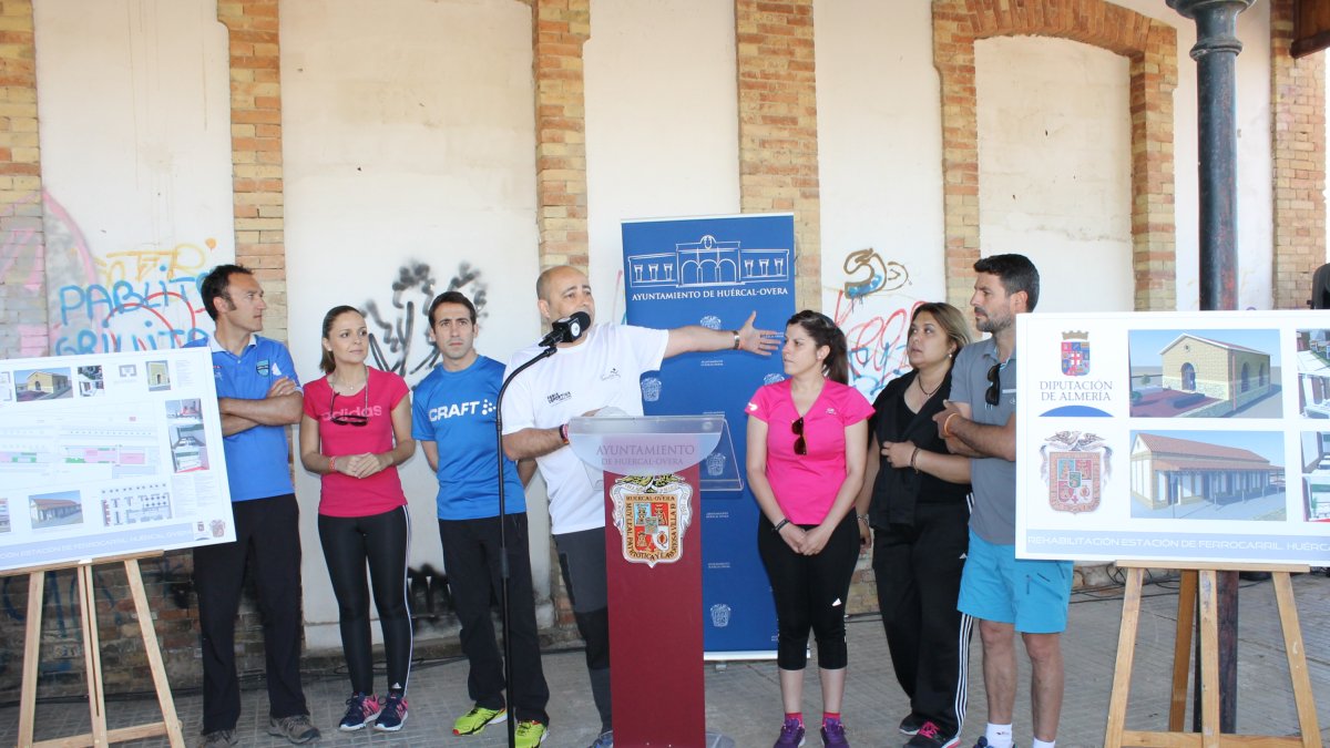 Autoridades en la presentación del proyecto de rehabilitación de la estación.