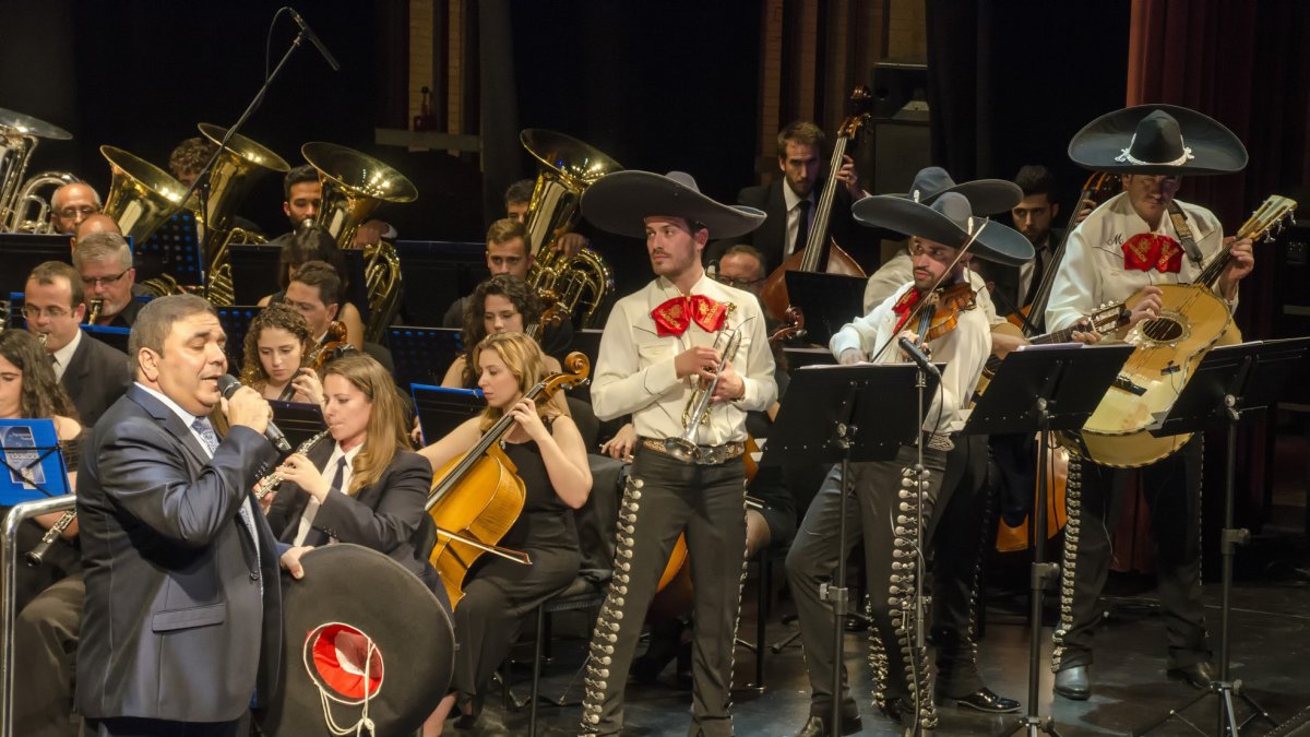 Felipe Garpe y sus mariachis junto a la Agrupación Musical San Indalecio durante la gala del sábado.
