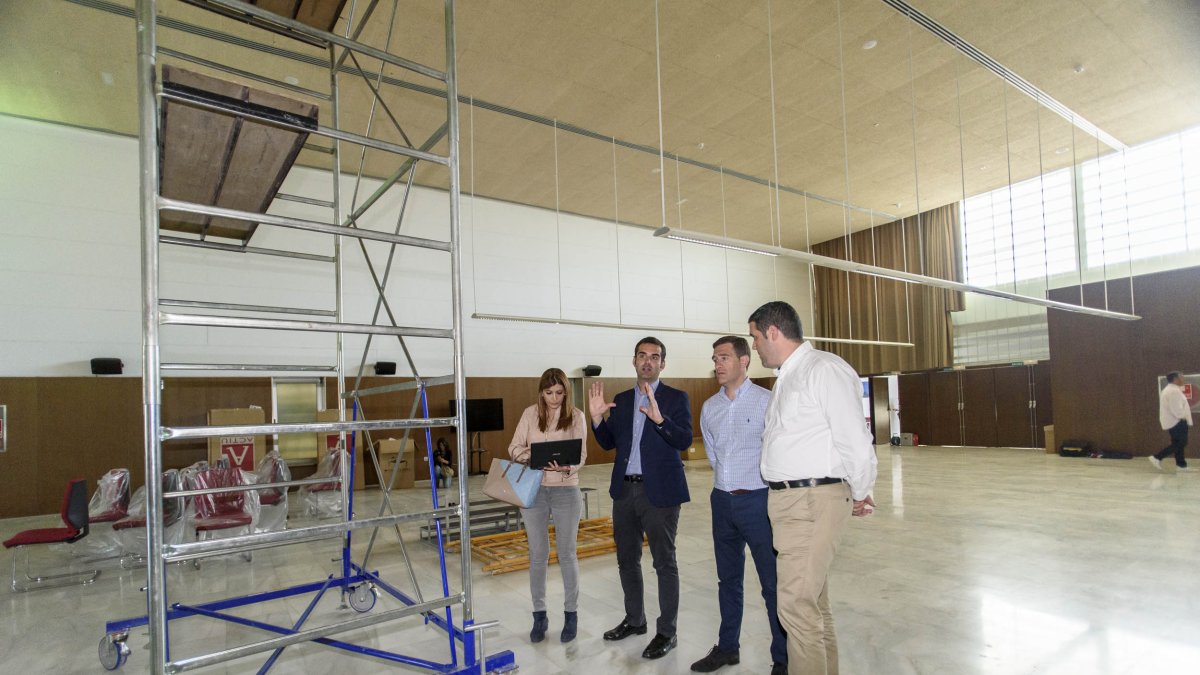 Alcalde y concejales durante la visita