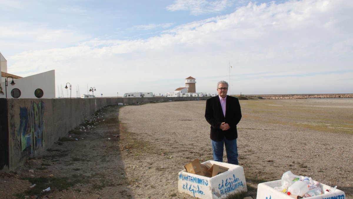 Tomás Elorrita en una de las playas del litoral ejidense.