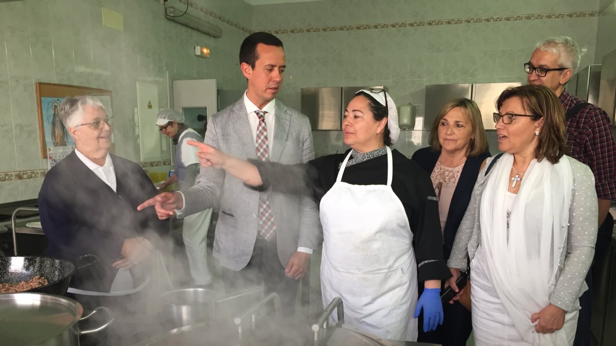 El delegado de Igualdad, José María Martín, en su visita ayer al comedor social de 