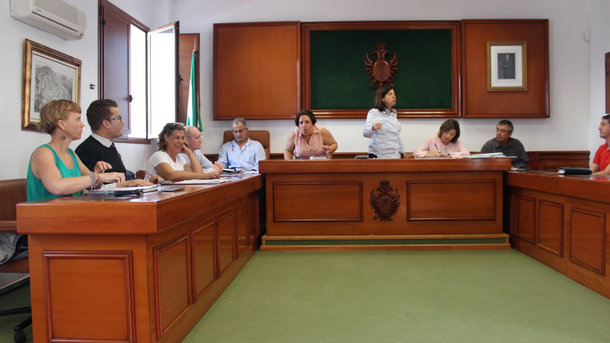 La alcaldesa se retira del Pleno tras expulsar al edil del PSOE Manuel Zamora durante una polémica sesión.