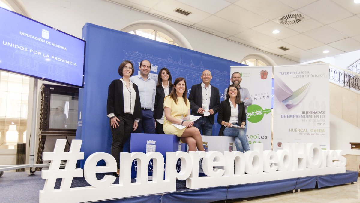 Alcalde, concejales, diputadas y colaboradores, en la presentación de las Jornadas.