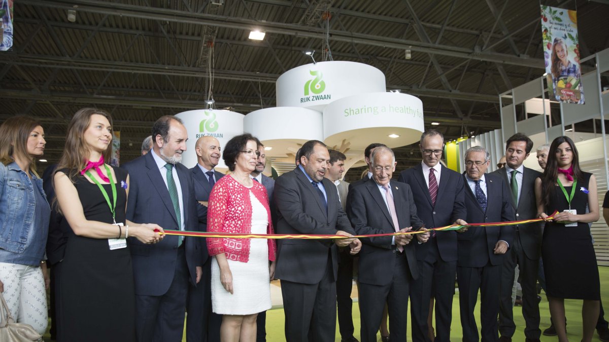 Corte de cinta para inaugurar la Infoagro