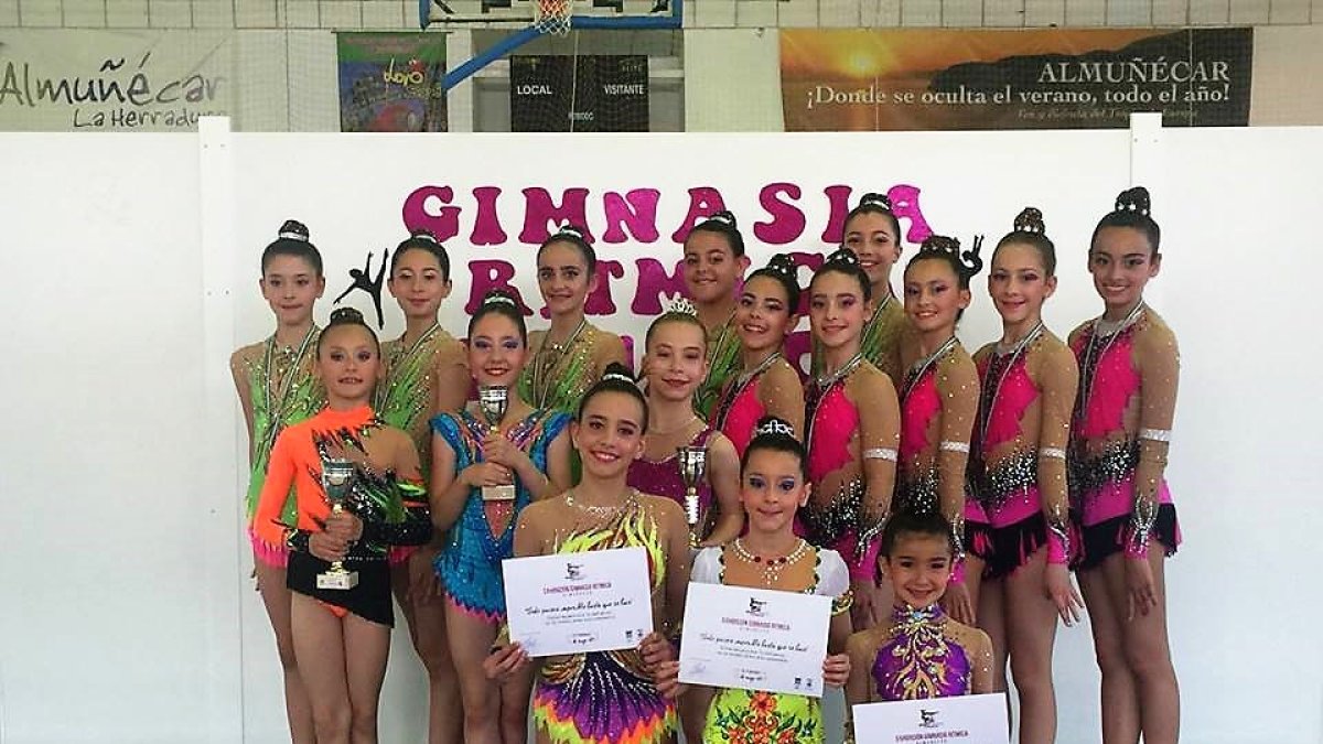 Las gimnastas ejidenses posan tras los éxitos conseguidos.