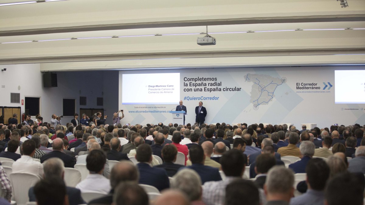 La sala principal del Palacio de Congresos y Exposiciones de Aguadulce se llenó ayer como nunca con casi mil asistentes.