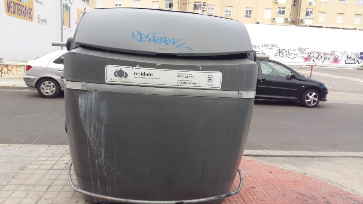 Uno de los contenedores que hay repartidos por la capital.