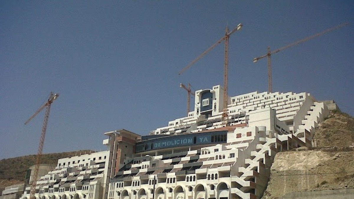 El Algarrobico lleva años esperando a saber qué será de su futuro.