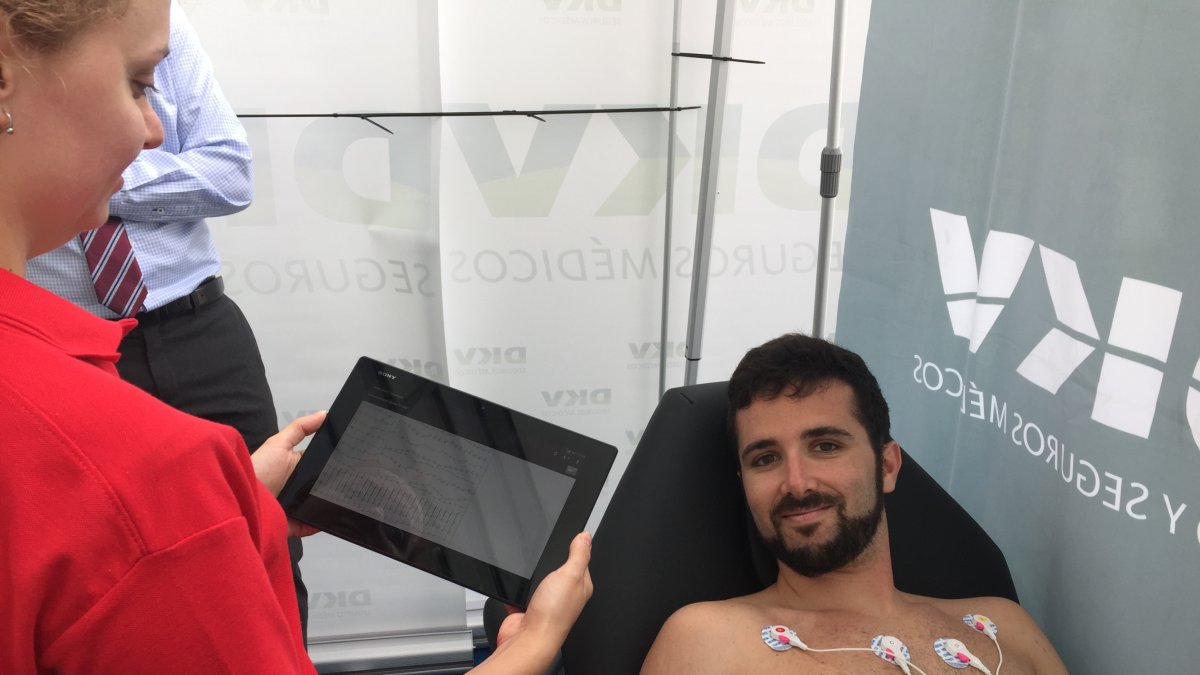 Un deportista haciéndose hoy un electro en el centro deportivo Ego.