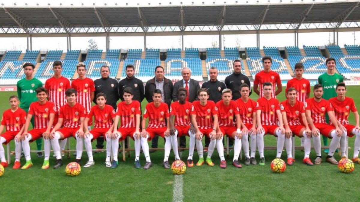 La plantilla del Cadete B en el Mediterráneo.