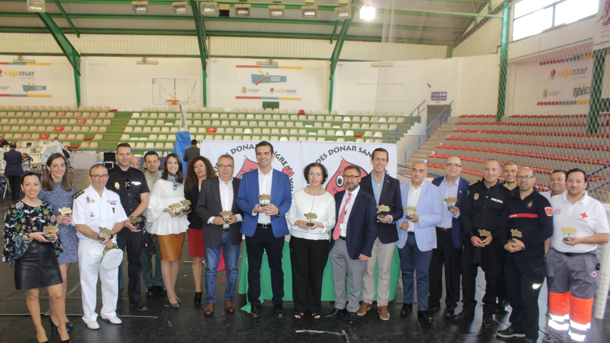 Foto de familia con todos los premiados por el Centro de Transfusiones de Almería.