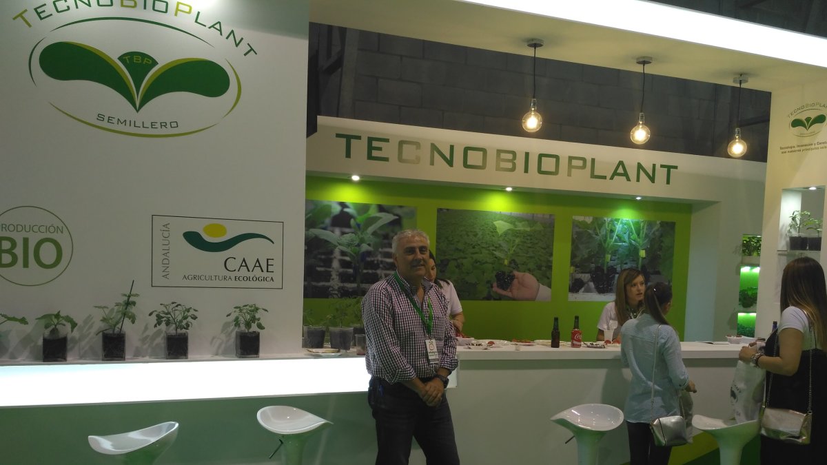 Un trabajador de Tecnobioplant posa en el stand de Infoagro Exhibition.