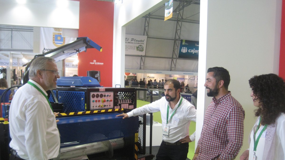 Erik de Smalen, gerente general de Royal Brinkman España mostrando a un cliente la Big Chopper Compa