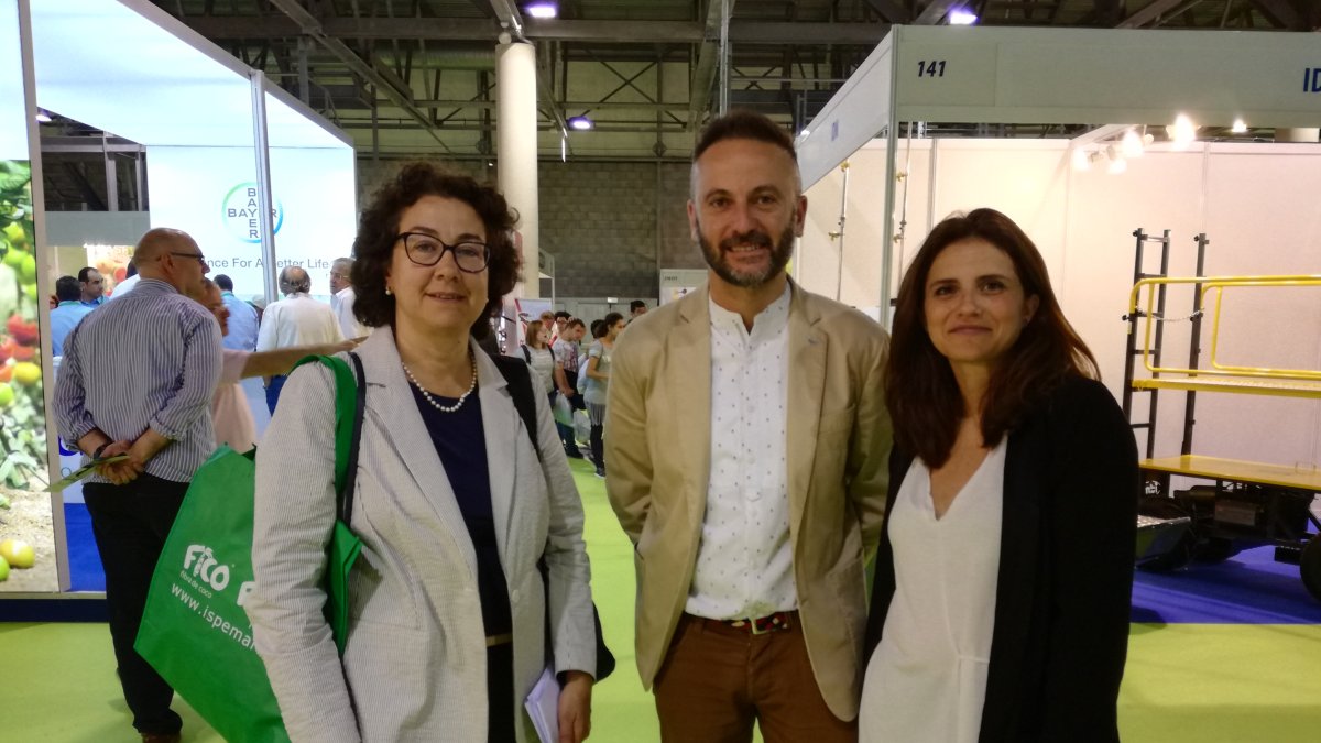 Representantes de Extenda con el delegado de Economía