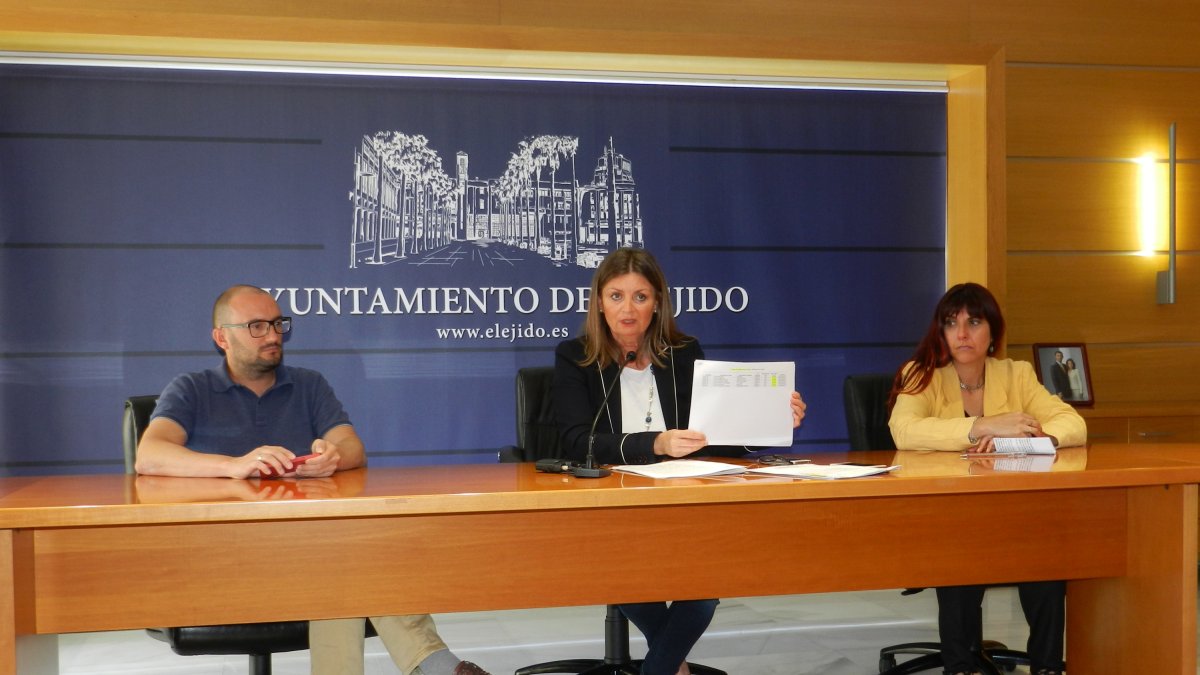 La edil de Turismo, Luisa Barranco, hablando sobre las playas.