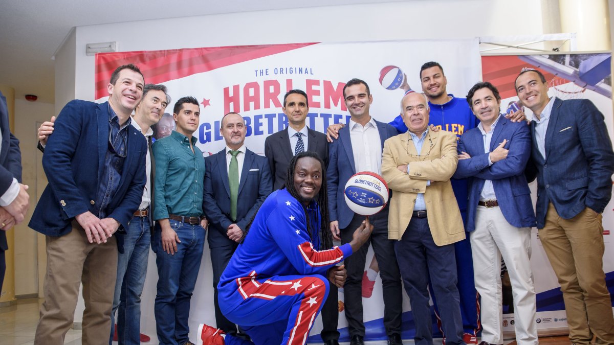 El día de la presentación del espectáculo mundial de los Harlem Globetrotters con el alcalde de Almería y los patrocionadores.