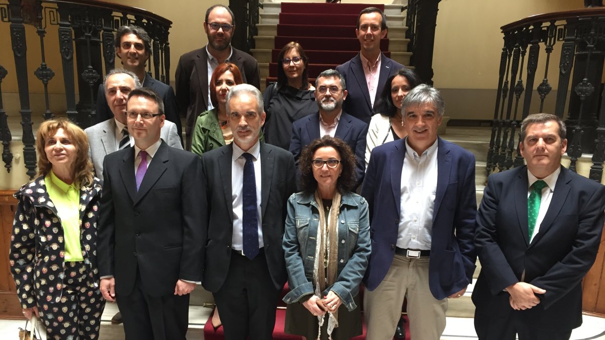 El consejero de Salud, Aquilino Alonso, con los investigadores principales que han impulsado la patente, el delegado de Igualdad y el director del Ho