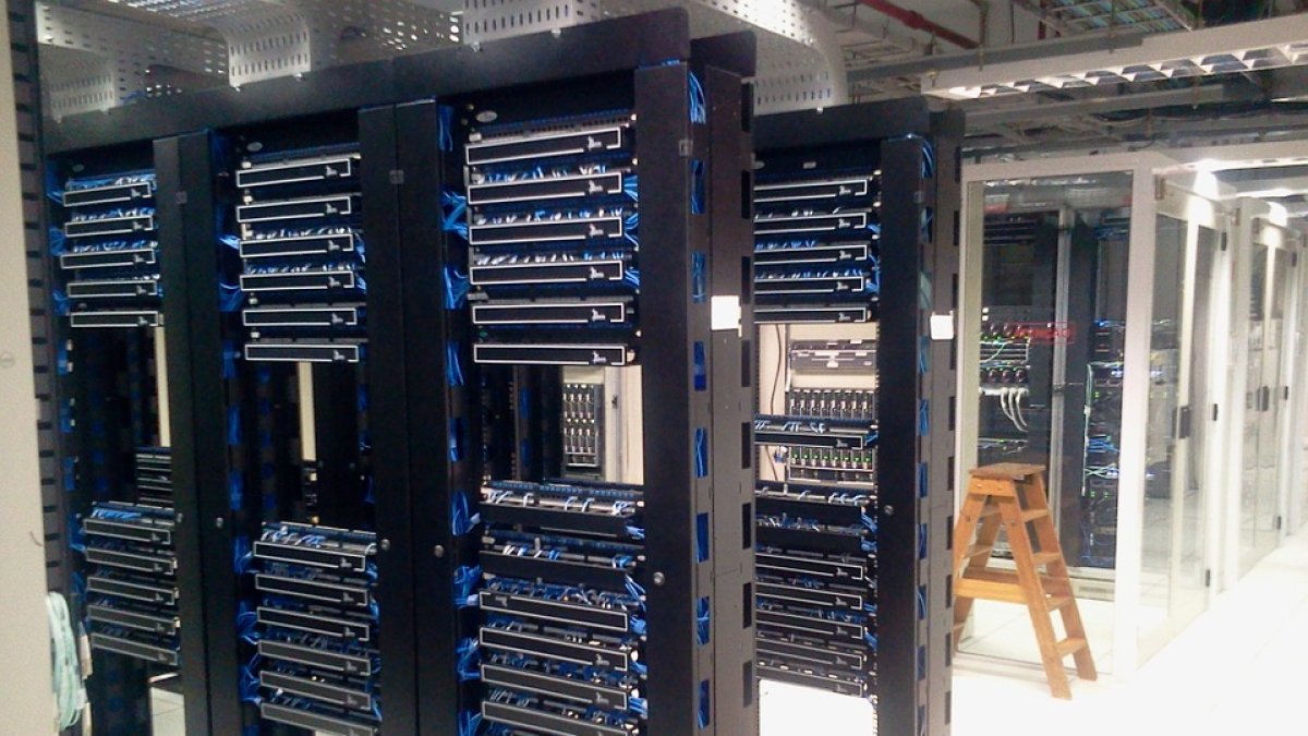 Imagen de una sala informática.