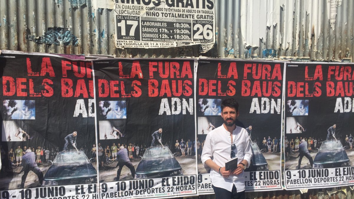 Antonio Cruz Romero posa con un ejemplar de su novela en la Rambla Obispo Orberá.