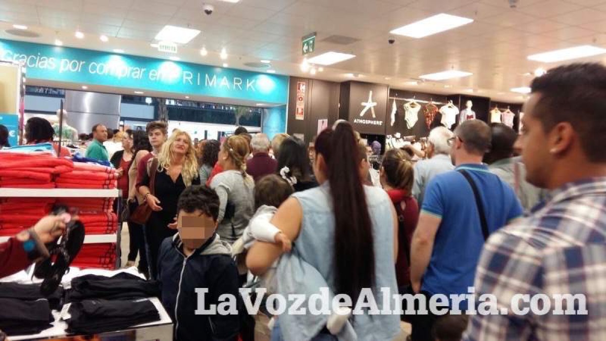 Momento del desalojo del Primark en medio de la confusión